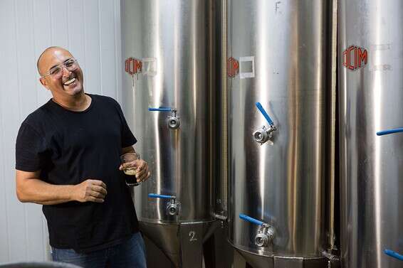 כאן קורה הקסם. איציק לוי במבשלת הבירה // צילום: איתיאל ציון